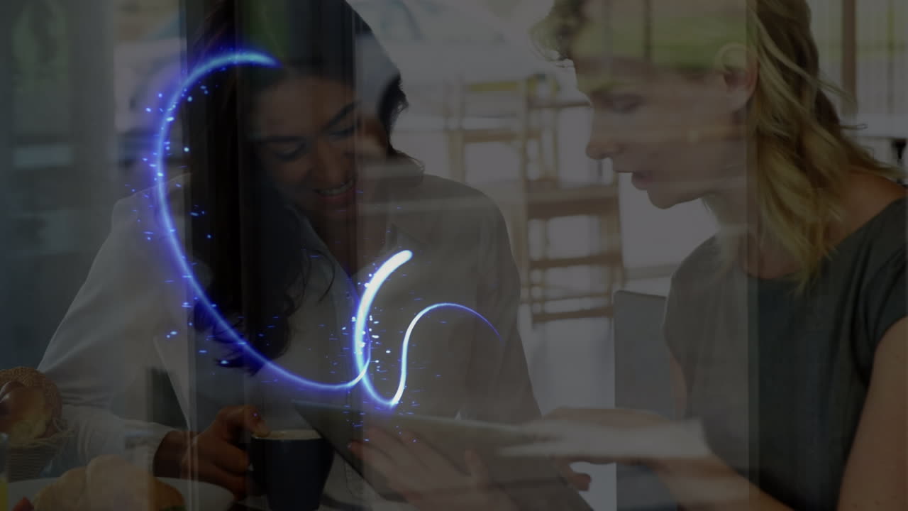 두 명의 여성 과학자 위에 빛나는 선의 애니메이션