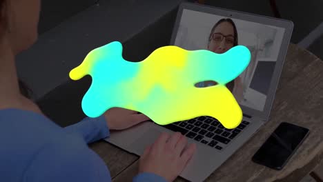 animación de mancha sobre mujer de negocios caucásica teniendo llamada de video portátil con un colega