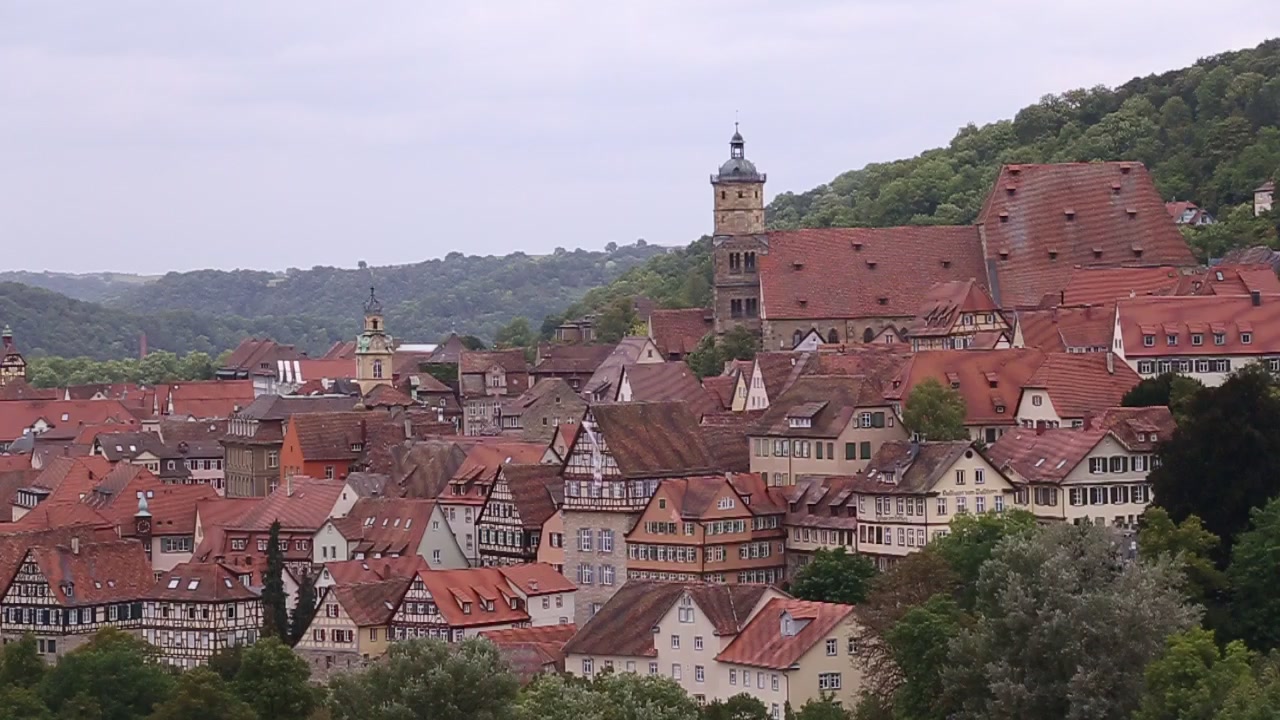 Storica città tedesca Schwäbisch Hall con la Chiesa di San Michele e una gran parte del centro storico e del Neubausaal