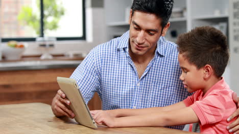 Padre-Mostrando-A-Su-Hijo-Cómo-Usar-Una-Tableta