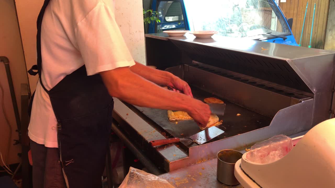 현지 아침 식사를 만드는 대만 음식 주인