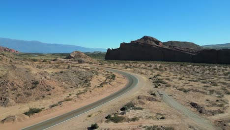 vuelo aéreo sobre carreteras sinuosas en el paisaje desértico del norte de argentina