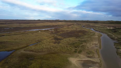 Una-Vista-Aérea-De-Las-Marismas-Y-Los-Campos-De-Brezo-En-La-Isla-De-Texel,-Países-Bajos