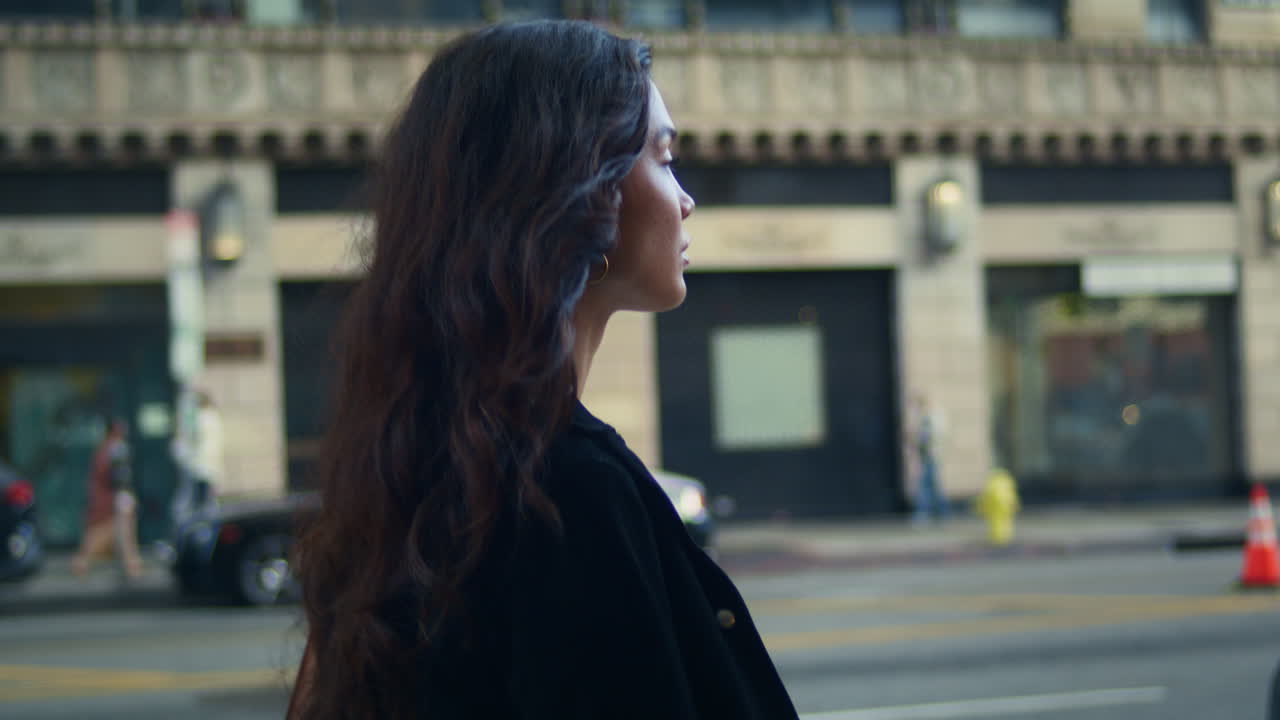 chica segura caminando por la calle de cerca. mujer de negocios asiática yendo por la acera