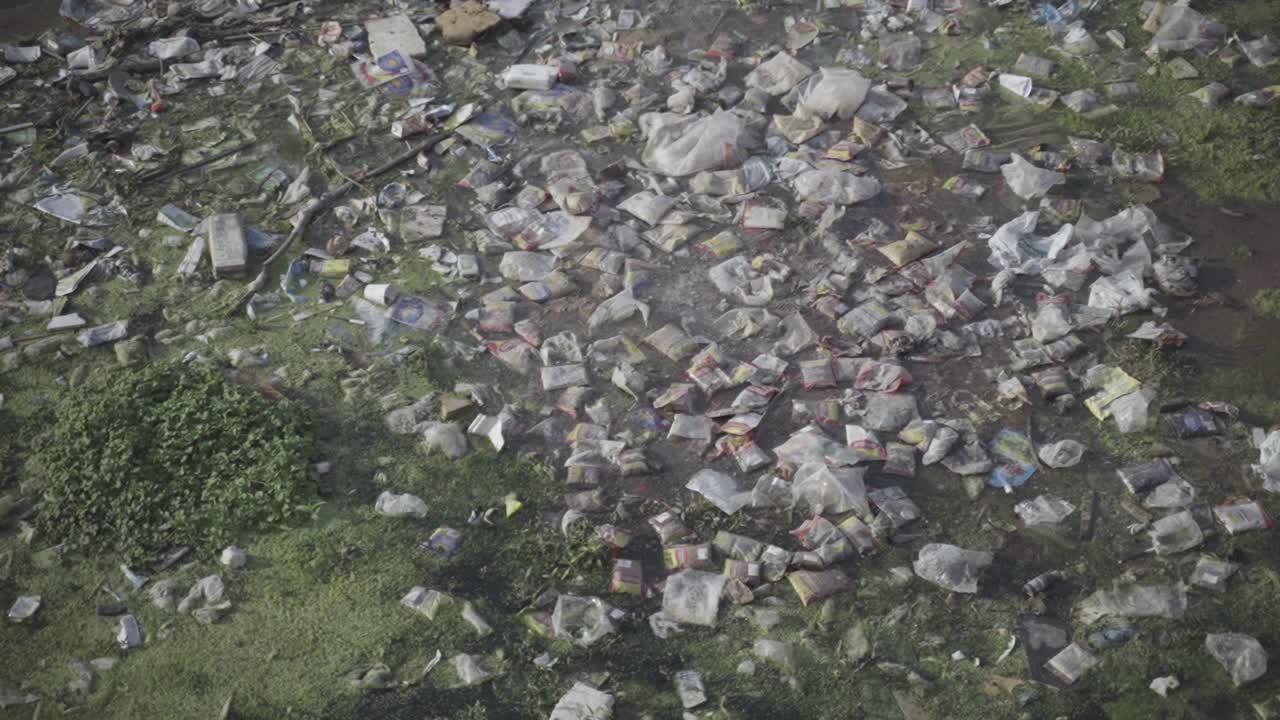 산업폐수에 버려지는 쓰레기, 지구 온난화 문제를 일으키는 공해