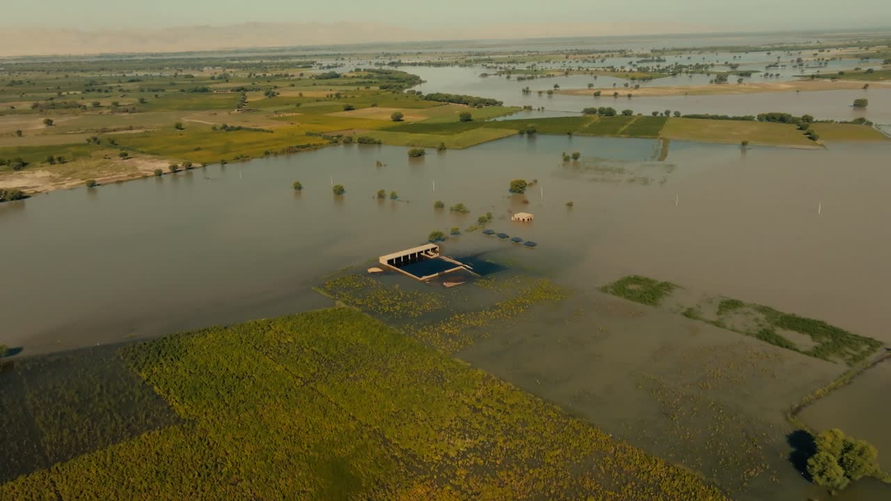 Vista aerea delle devastanti inondazioni del 2025 in Punjab, Pakistan, che mostra campi, case e infrastrutture sommerse
