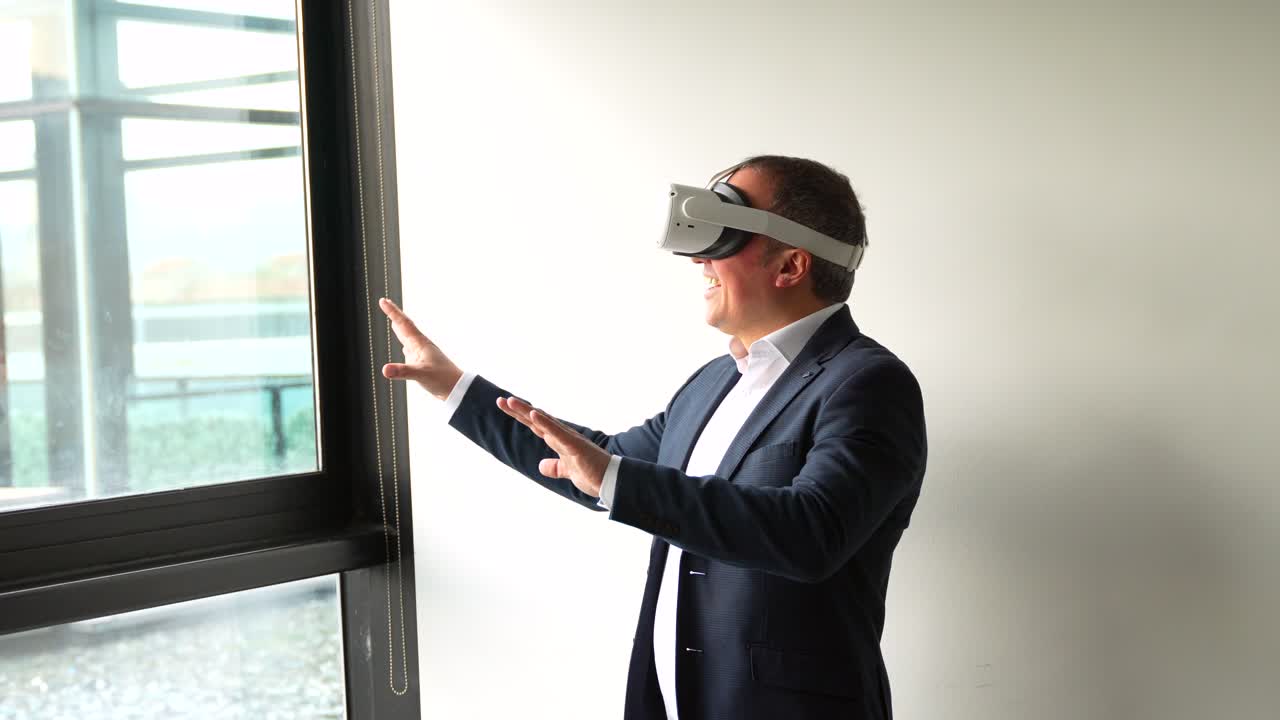 Uomo in giacca e cravatta che utilizza un visore VR