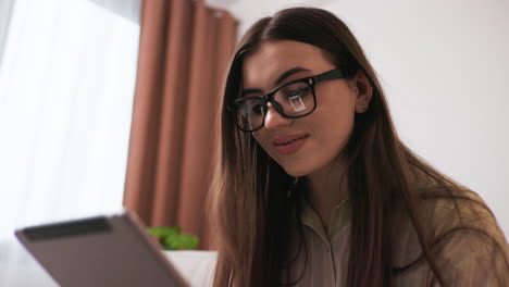 una chica usando una tableta.