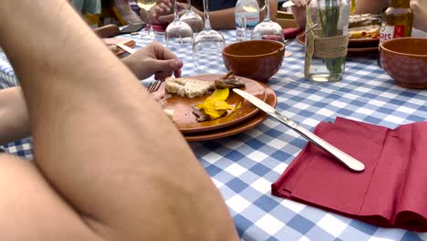 En-Medio-De-La-Celebración-De-San-Antonio-En-Lisboa,-Un-Hombre-Saborea-Una-&quot;febra&quot;-Con-Gusto,-Abrazando-El-Espíritu-Festivo-Y-Las-Delicias-Culinarias.