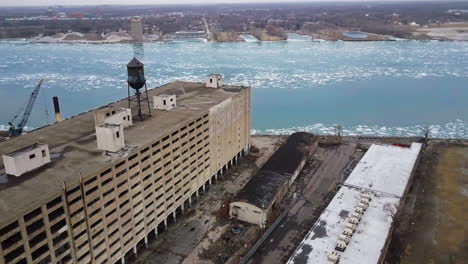 Sweeping-shot-around-a-decaying-abandoned-building-on-the-Detroit-River