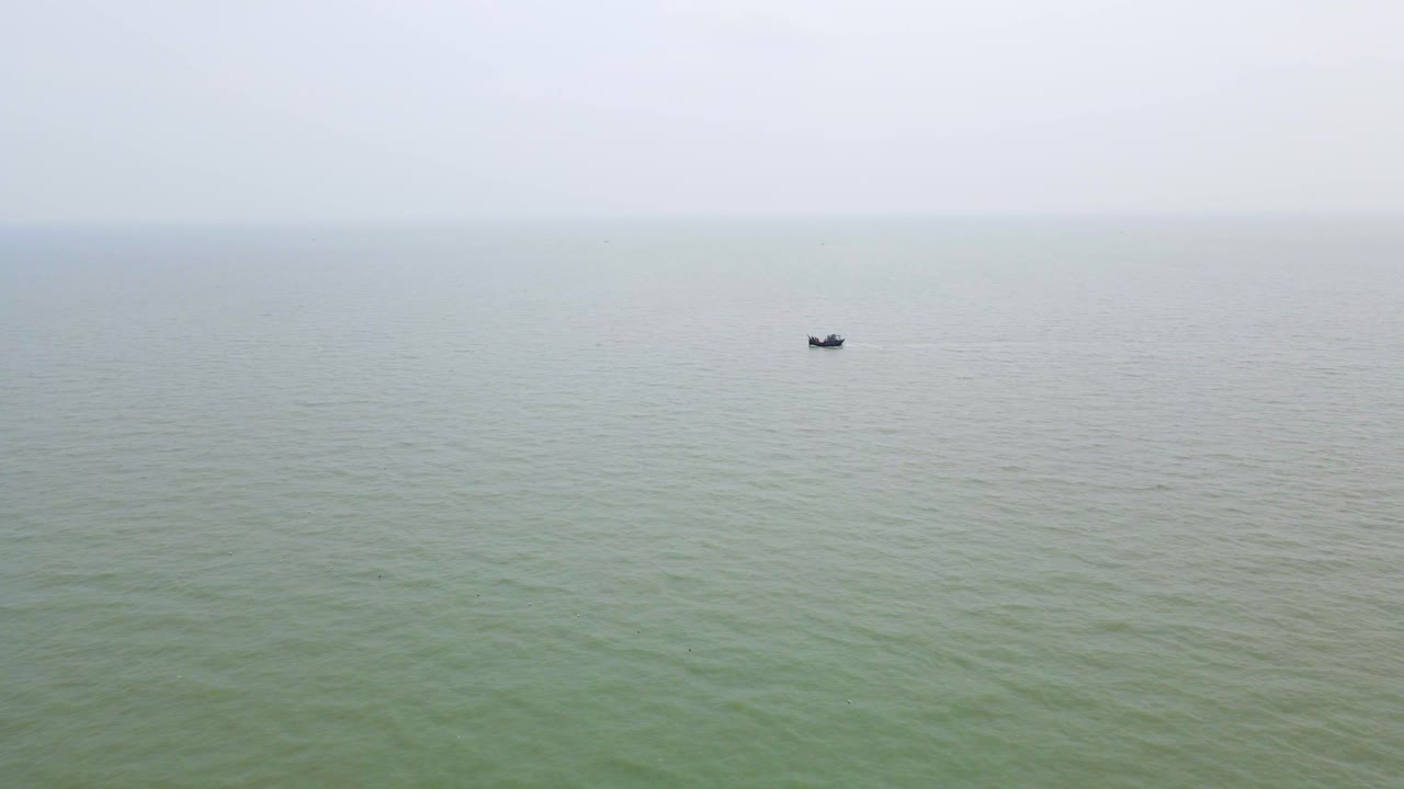 어선 트롤러가 어두운 날씨에 바다에서 - 공중 드론 촬영
