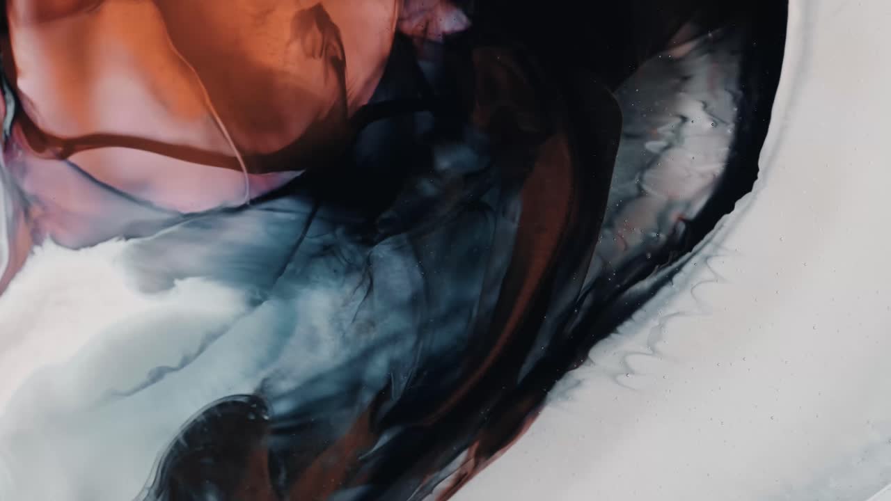 Encre colorée se diffusant sur de la résine transparente - Fond abstrait.