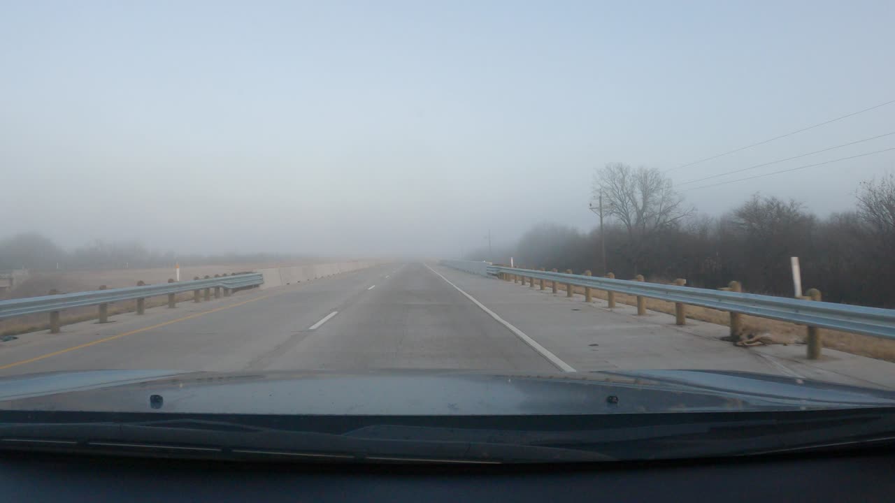 시야가 좋지 않은 이른 아침에 텅 빈 안개가 자욱한 도로를 따라 운전 - 시골의 승객 관점