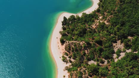 Playa-De-Arena-Junto-A-Las-Hermosas-Gargantas-Azules-Del-Verdon