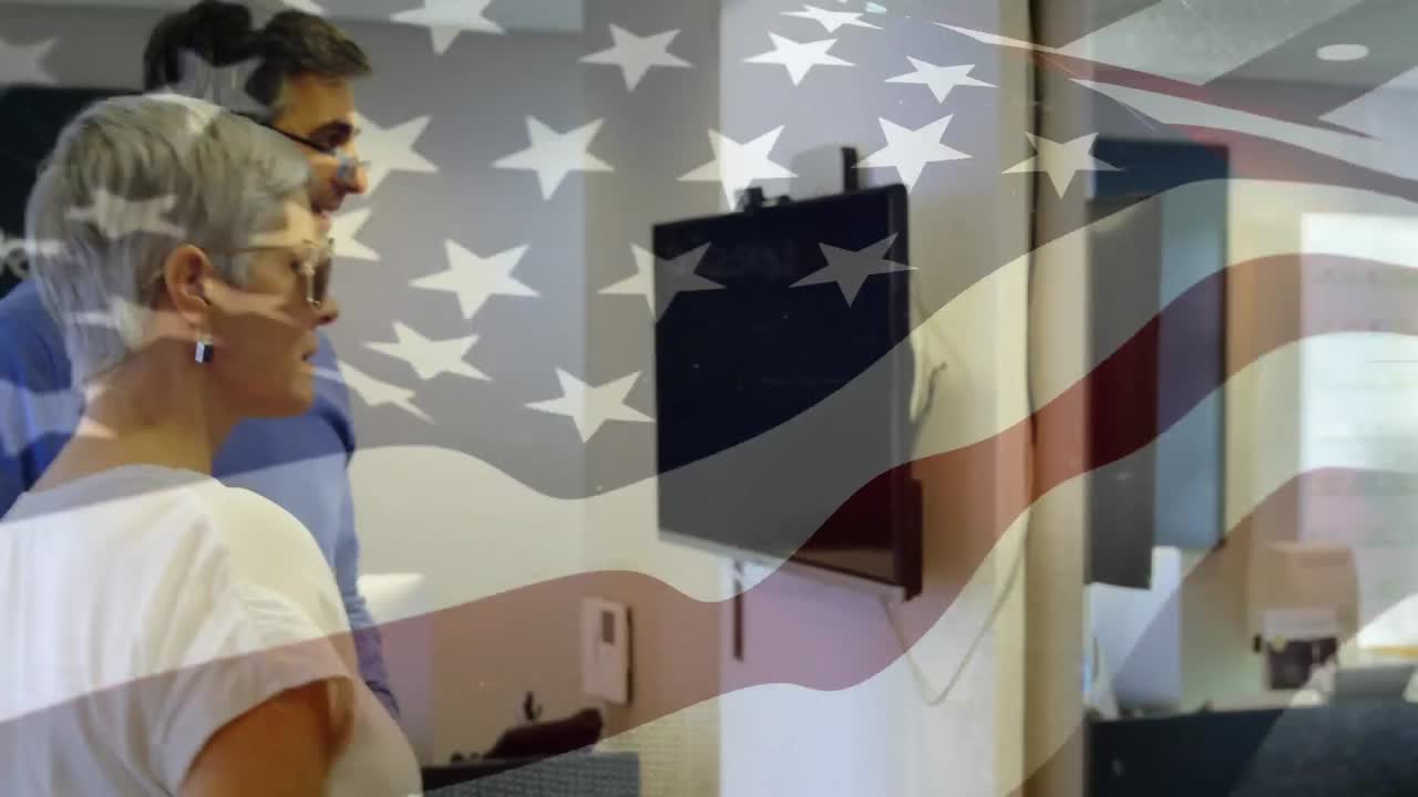 animación de la bandera de los ee.uu. sobre una pareja caucásica mayor en casa