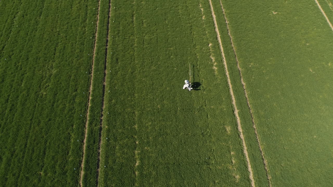 제초제 또는 살충제를 살포하는 농업 연구원 6