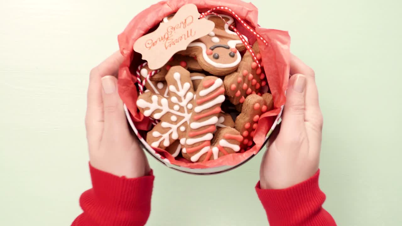 galletas de pan de jengibre tradicionales hechas en casa como regalos de comida sobre un fondo azul
