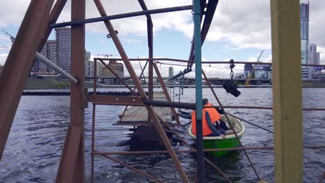 barco fluvial de la ciudad y sitio de construcción