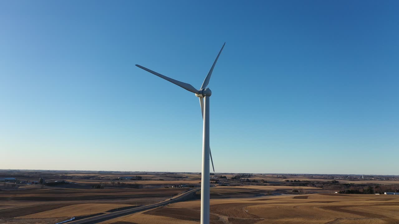 turbina eolica in un paesaggio rurale