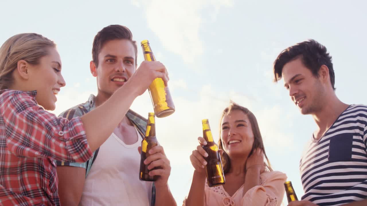 amigos brindando juntos