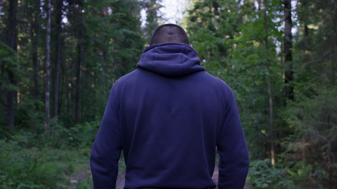 숲에서  ⁇ 고 있는 남자