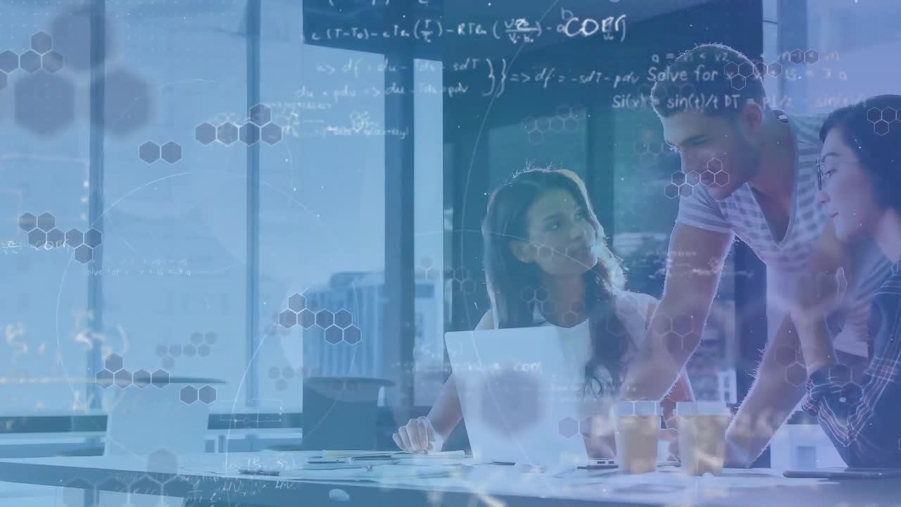 animación del procesamiento de datos sobre personas de negocios que trabajan juntas