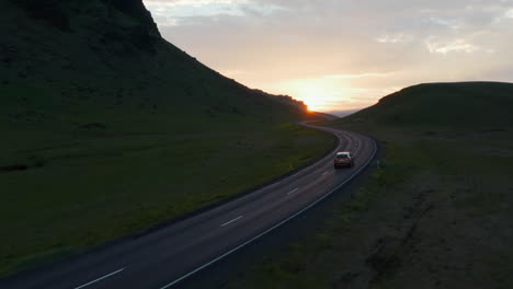 Drohnenansicht-Des-Autobahnautos,-Das-Abends-In-Der-Goldenen-Stunde-Friedlich-Fährt.-Vogelperspektive-Auto-Fährt-Schnell-Auf-Der-Ringstraße,-Der-Wichtigsten-Autobahn-In-Island