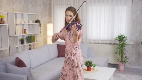 Una-Mujer-Elegante-Tocando-El-Violín-En-El-Salón-De-Casa-Descansa-Su-Alma.