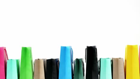 bolsas de compras multicolores sobre un fondo blanco