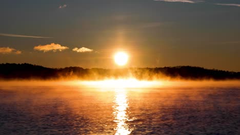 Sonnenaufgang-über-Ruhigem-Meer