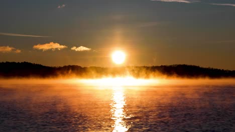 amanecer sobre el mar en calma