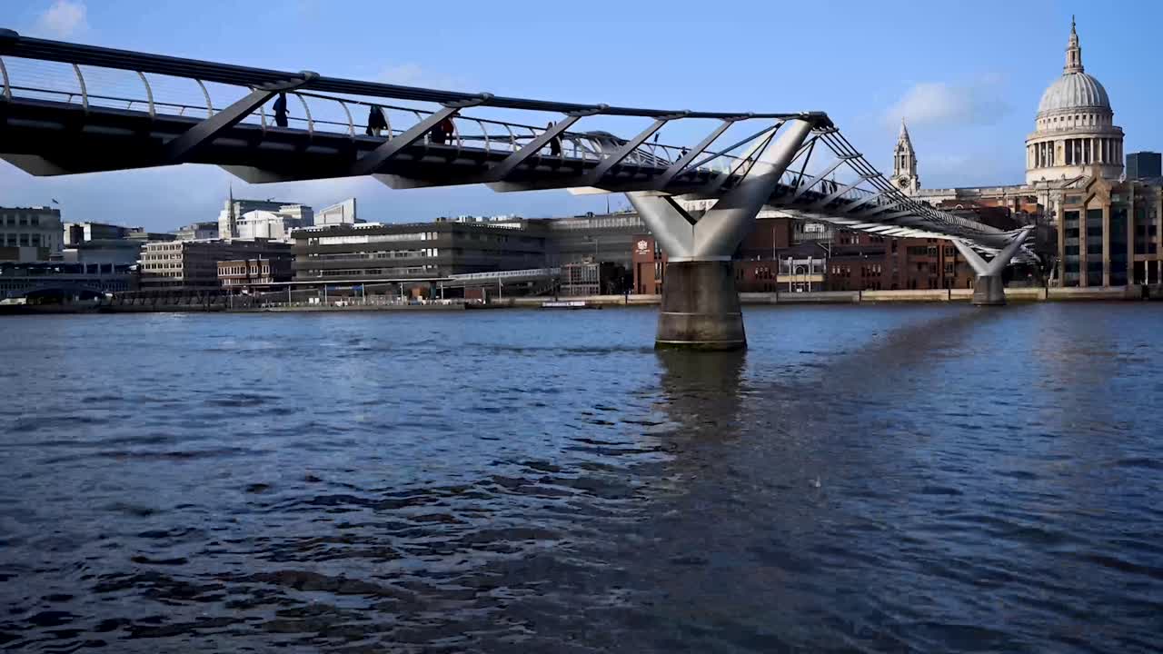 밀레니엄 브리지 위를 걷는 사람들