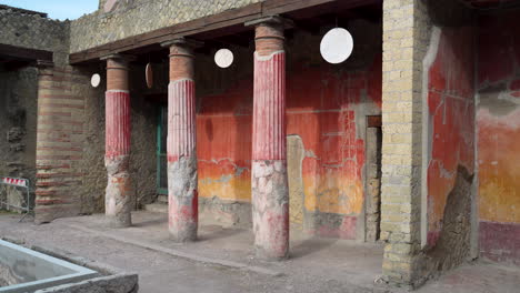 Pillars-of-an-ancient-Roman-villa-at-the-archaeological-ruins-of-Herculaneum,-in-Italy