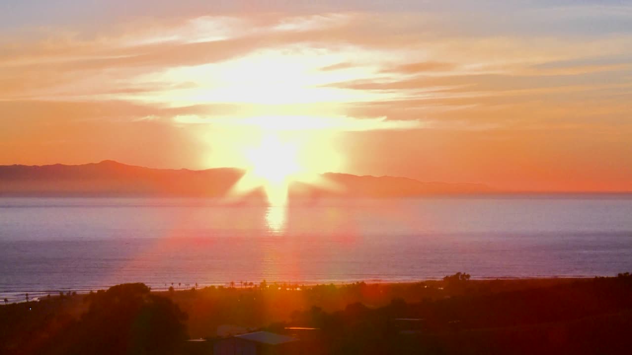 el sol se pone detrás de las islas del canal en el sur de california
