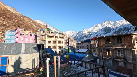 Blick-über-Das-Dach-Der-Lodge-Bei-Sonnenuntergang-Mit-Buddhistischen-Gebetsfahnen-Im-Dorf-Kyanjin-Gompa-Im-Hochgelegenen-Himalaya