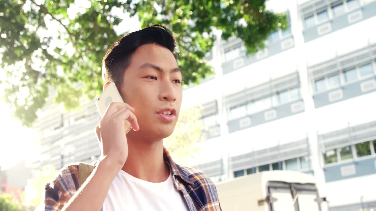 스마트 폰으로 말하는 남자