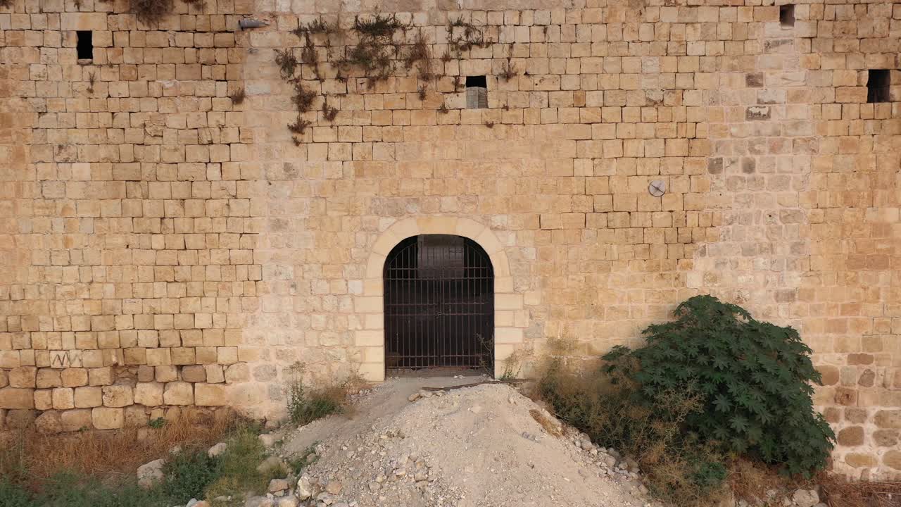 Castello diroccato in pietra con lavori di restauro