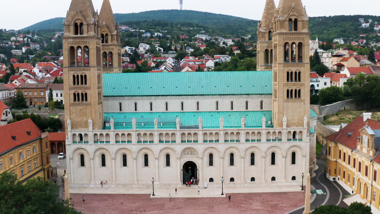 exterior de la catedral de pecs con cuatro torres y capilla gótica en pecs, hungría al atardecer