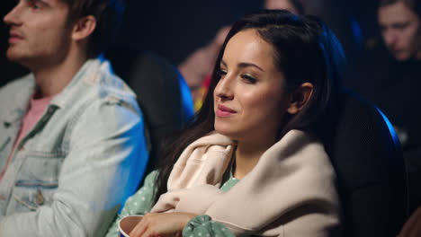 una chica alegre riendo en el cine