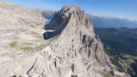 Dolomitas-En-Italia,-Dron-Aéreo-Fpv-Volando-Sobre-La-Cresta-En-Un-Día-Soleado