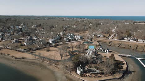 toma aérea elevada de una zona residencial en cohasset, ma