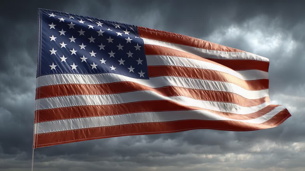 Et majestætisk amerikansk flag vajer yndefuldt mod en dramatisk himmel, der fanger essensen af patriotisme og frihed under turbulente vejrforhold