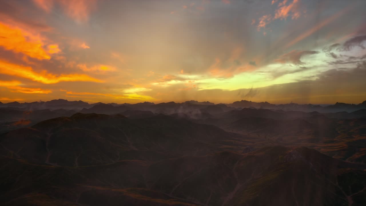 puesta de sol sobre un paisaje montañoso