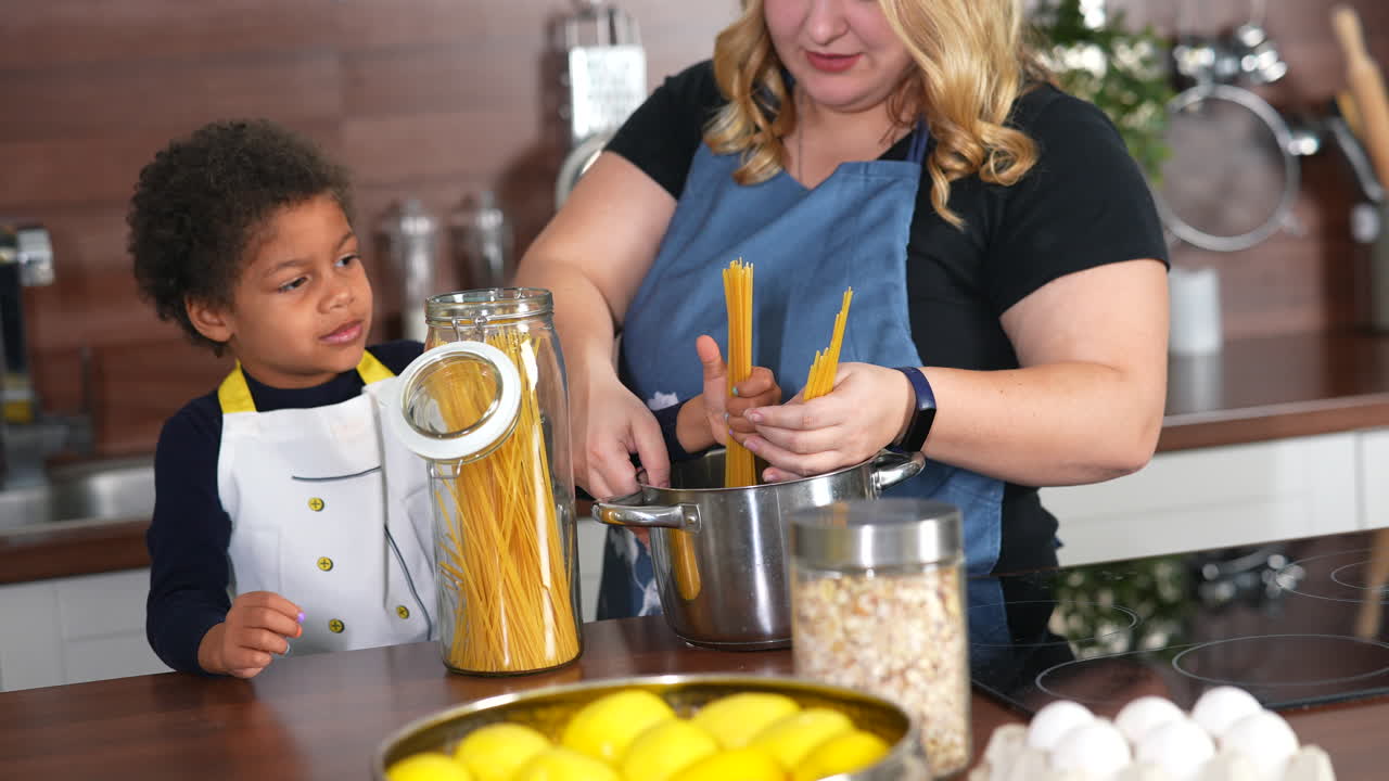 madre e hijo cocinando juntos