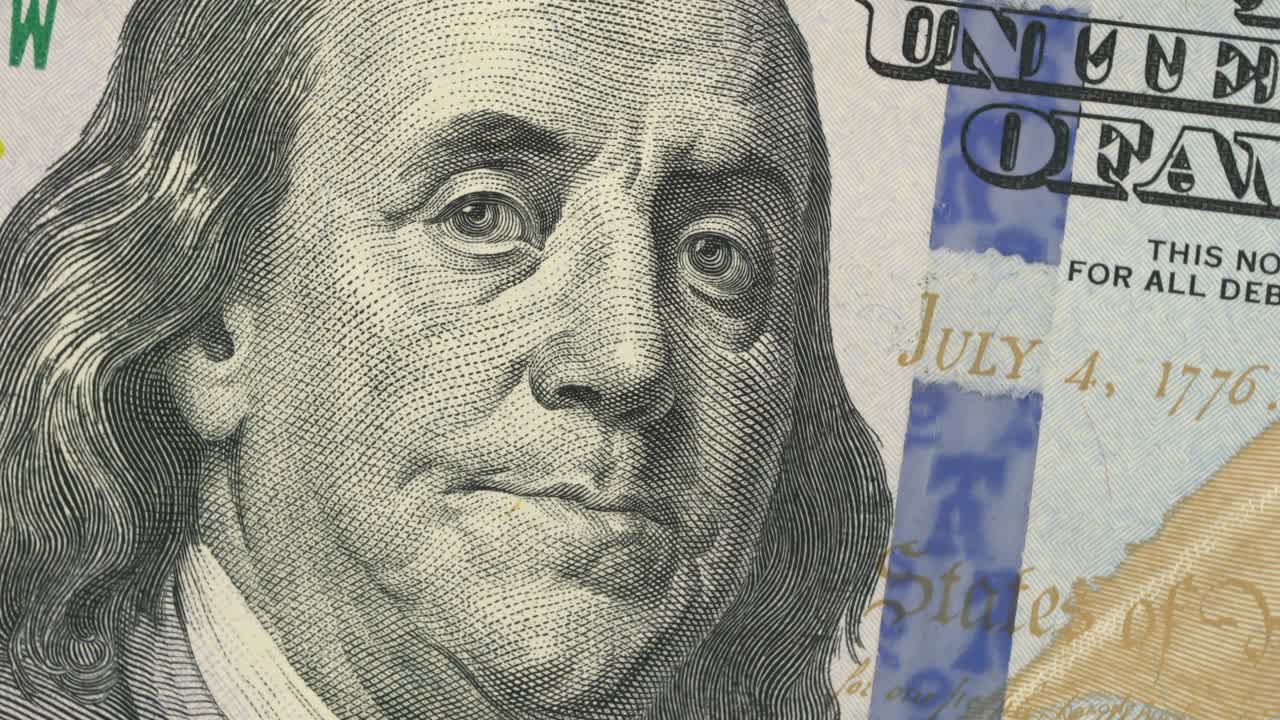 100달러 지폐의 회전.