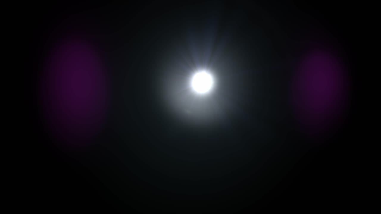 Flare lente vintage organico con luce bianca soffusa e artefatti bokeh viola, isolato su sfondo nero per un compositing dall'aspetto cinematografico autentico.