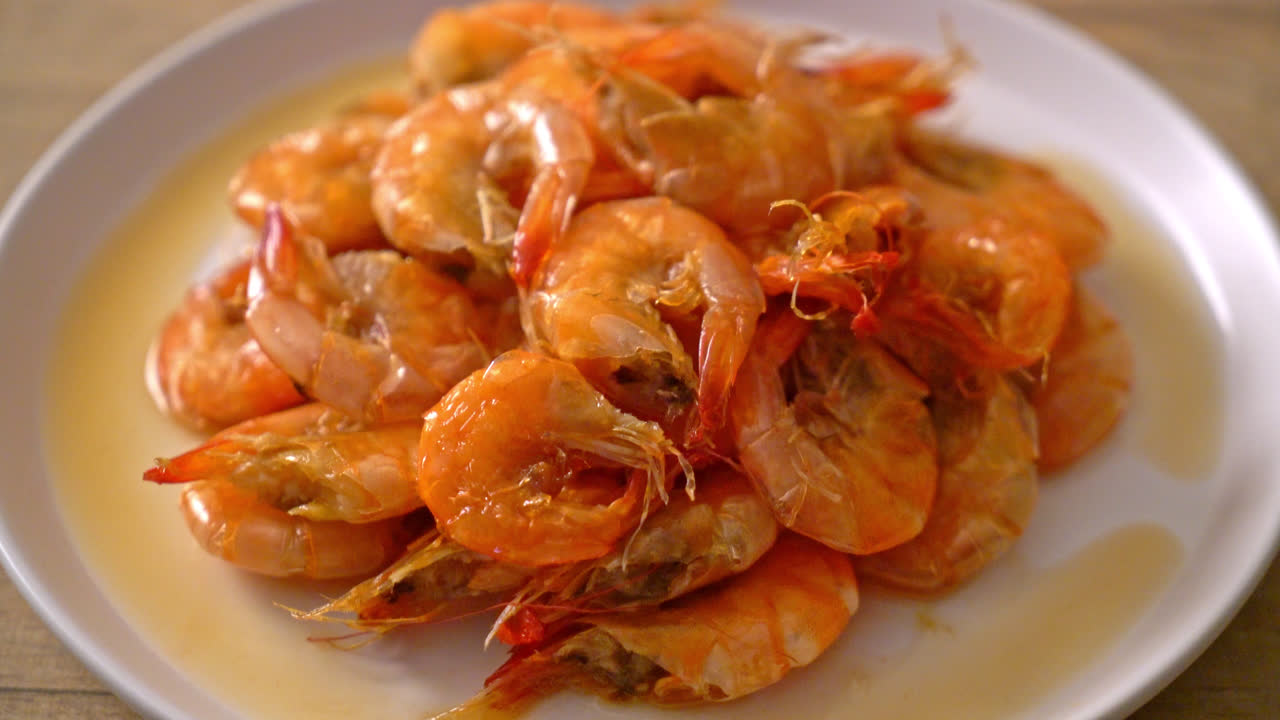 los camarones dulces son un plato tailandés que se cocina con salsa de pescado y azúcar - estilo de comida asiática
