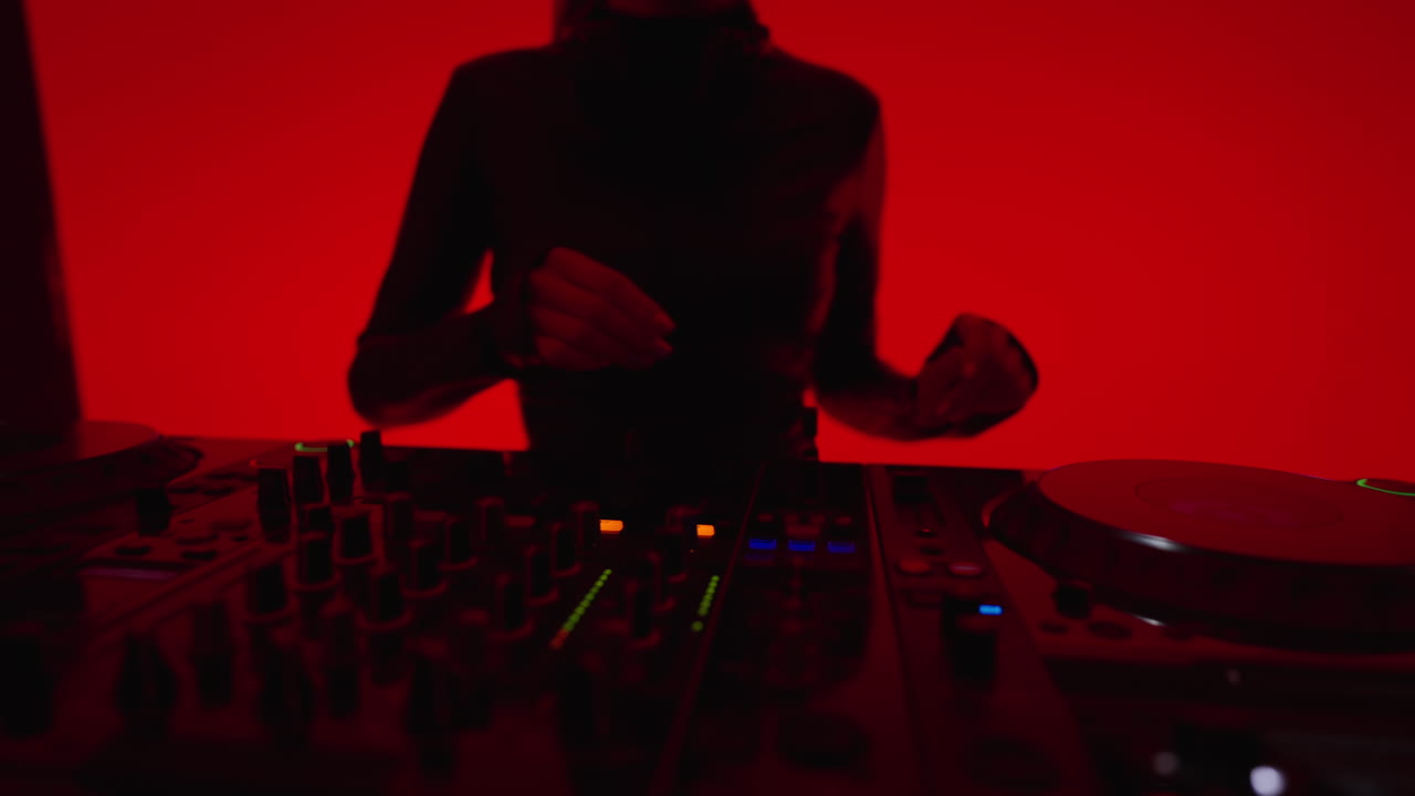 dj mujer en un club nocturno