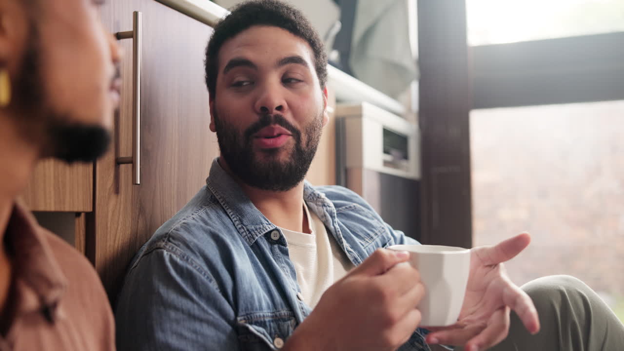dos hombres hablando y tomando café