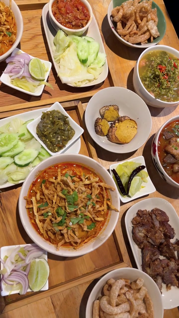 Pemandangan dari Atas Berbagai Hidangan Thailand Utara Termasuk Mi Kari dan Pasta Cabai di Atas Kayu